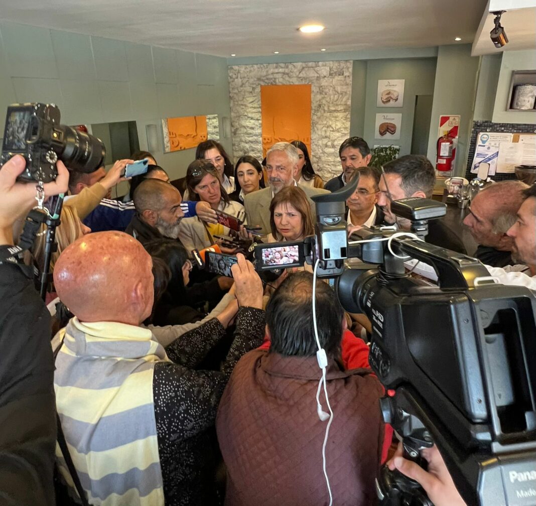 La precandidata de Juntos por el Cambio, Patricia Bullrich, recibió un fuerte repudio por un grupo de personas durante su visita a San Luis.