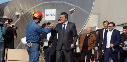 El precandidato presidencial, Sergio Massa, recorrió Mendoza como parte de su campaña electoral, pese al mal desempeño del peronismo en esa provincia.