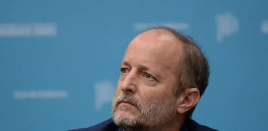 Martín Insaurralde este sábado por la tarde presentó la renuncia a su cargo de jefe de Gabinete de Axel Kicillof, luego de que se viralizaran imágenes de un reciente viaje España con la modelo Sofía Clerici.