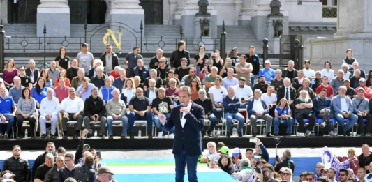 El candidato de UxP, Sergio Massa, fue el único orador en el masivo acto que realizaron los trabajadores y movimientos sociales, tras la reforma de Ganancias.