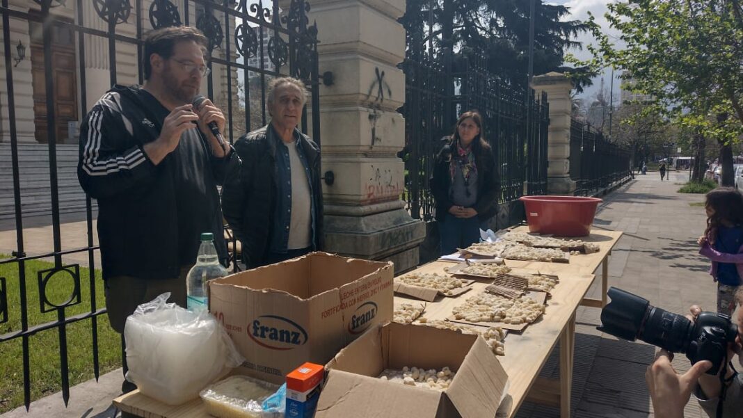 Este viernes el diputado bonaerense del FIT, Guillermo Kane llevó a cabo la olla popular de ñoquis en la puerta de la Legislatura bonaerense.