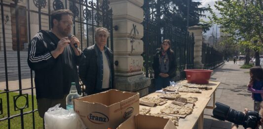 Este viernes el diputado bonaerense del FIT, Guillermo Kane llevó a cabo la olla popular de ñoquis en la puerta de la Legislatura bonaerense.