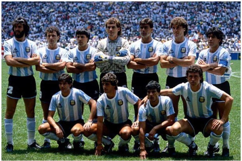 El plantel campeón del mundo en México 1986. El Vasco Olarticochea, a la izquierda del arquero Nery Pumpido.