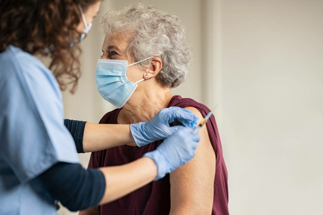 Las personas mayores de 50 años deberán darse una nueva dosis de refuerzo de la vacuna contra el Covid-19.