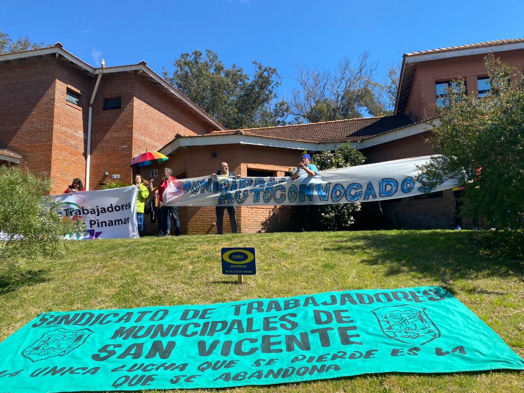 Diferentes facciones de la FESIMUBO se movilizaron en solidaridad con los trabajadores municipales de Pinamar.