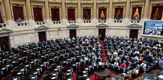 Un puñado de diputados de la oposición presentó un pedido de informes a Batakis por irregularidades en las contrataciones del Banco Nación.