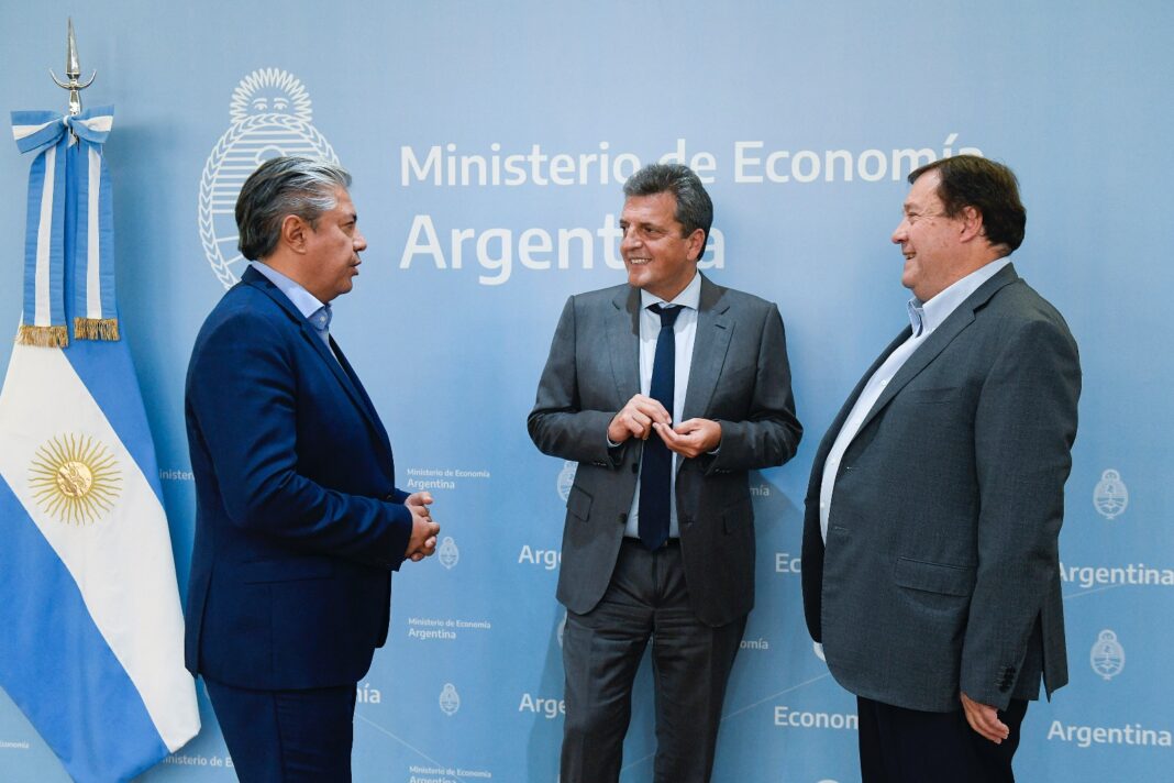 El candidato presidencial de Unión por la Patria, Sergio Massa, aterrizará este martes en Neuquén, con una apretada agenda de actividades.