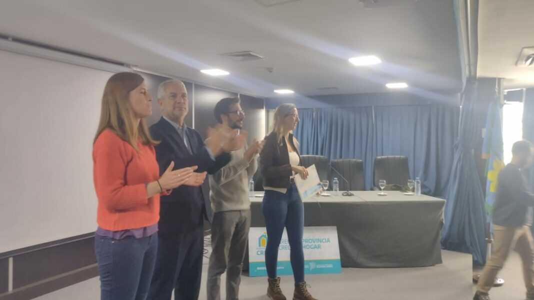 Este lunes Agustín Simone Julio Alak, y Lucía Iañez, entregaron 106 créditos CREA en La Plata.