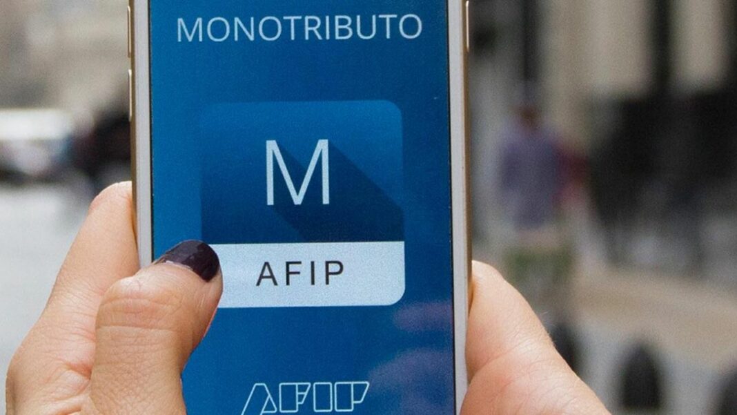 La AFIP oficializó este lunes las medidas de alivio fiscal que Massa anunció para los monotributistas.