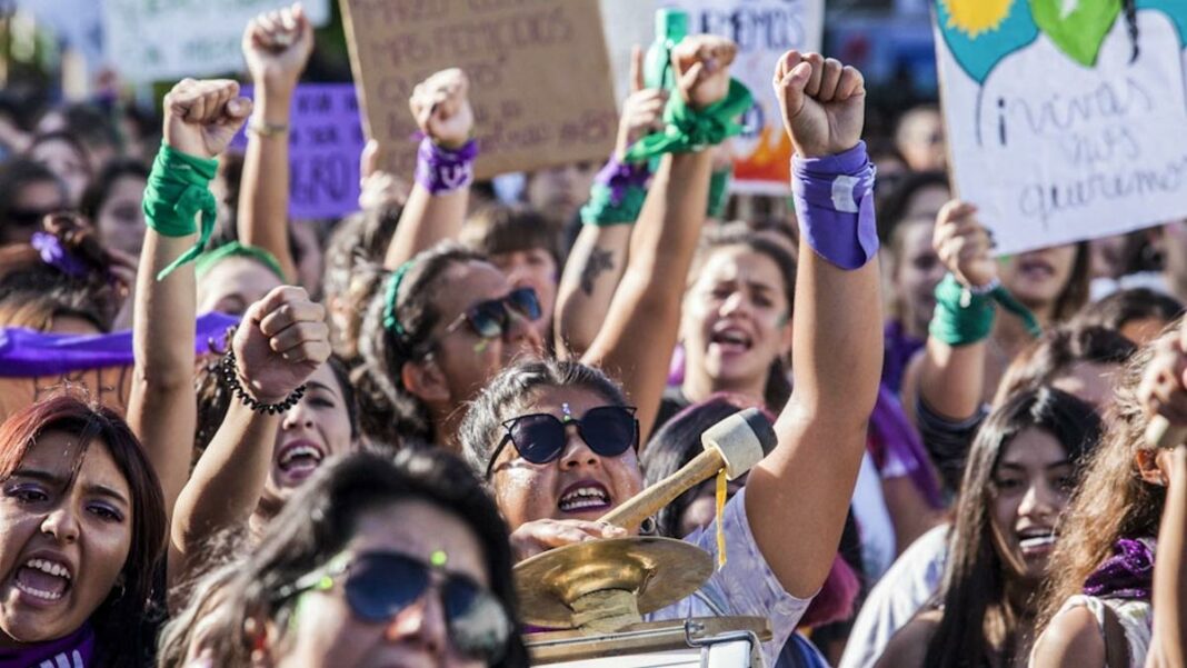 Luego de una votación en una asamblea, las organizaciones feministas nucleadas en Ni Una Menos se preparar para marchar en Plaza de Mayo.
