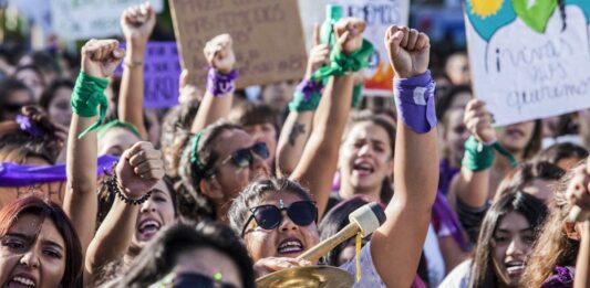 Luego de una votación en una asamblea, las organizaciones feministas nucleadas en Ni Una Menos se preparar para marchar en Plaza de Mayo.