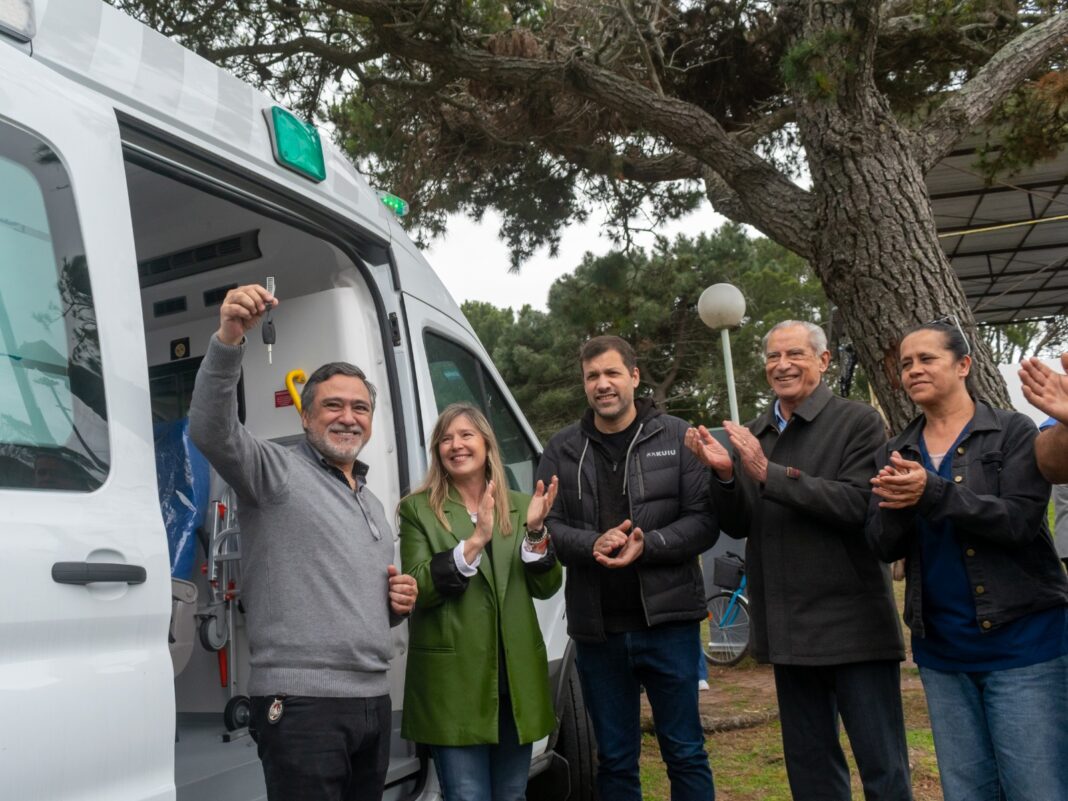 El gobierno de la provincia de Buenos Aires, a cargo de Axel Kicillof, entregó este viernes una nueva ambulancia de alta complejidad en el partido de La Costa.