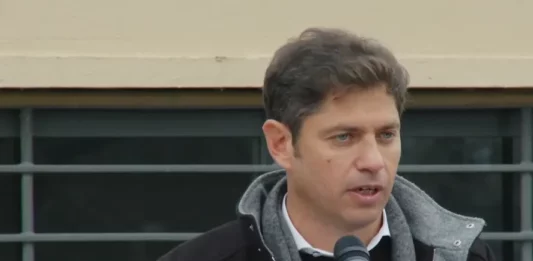 Kicillof inauguró un centro de salud en Madariaga con críticas y elogios hacia el sector privado.