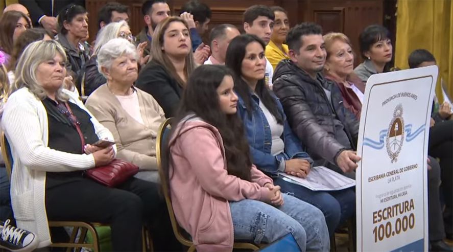 Axel Kicillof entregó 405 escrituras a familias de La Plata. 