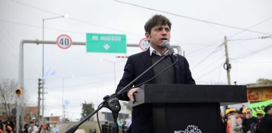 Kicillof increpó a Milei por las AFJP y las privatizaciones en un acto en Florencio Varela.