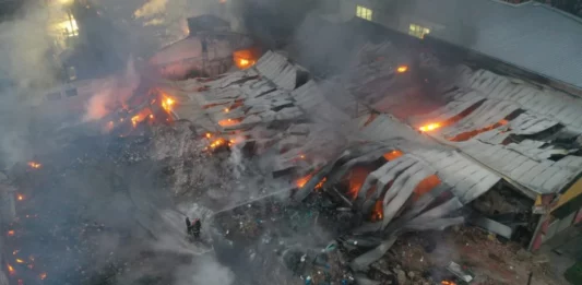 El cuerpo de bomberos continúa combatiendo el incendio que comenzó ayer por la tarde en Mar del Plata.