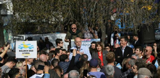 El candidato a gobernador de JxC, Néstor Grindetti, reunirá en La Plata a los intendentes bonaerenses para presentar su equipo de trabajo y relanzar la campaña.