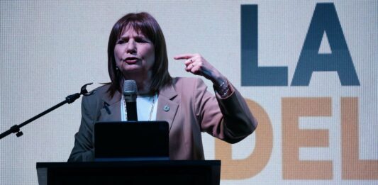 La candidata a presidente de Juntos por el Cambio, Patricia Bullrich, lanzo un nuevo spot en el que propone “terminar con el kirchnerismo” y apunta a la primera plana de Unión por la Patria.