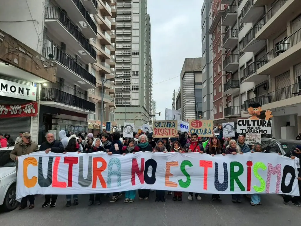 La imagen que se hizo tradición en Mar del Plata en los últimas semanas: trabajadores de la cultura manifestándose en las calles en contra de la unificación de los organismos