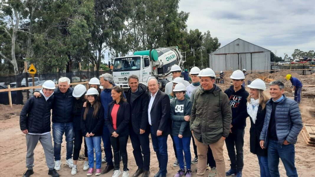 El ministro y el intendente de Monte Hermoso firmaron el acta de acuerdo para la construcción del Sistema de Agua potable en Sauce Grande.