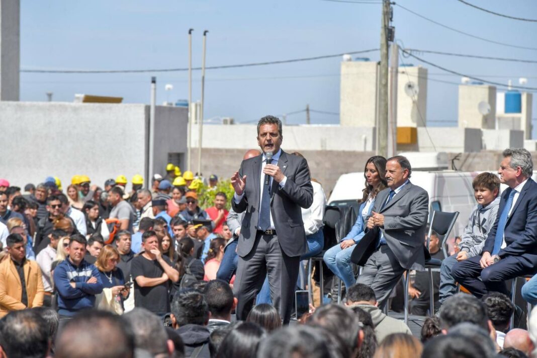 El candidato presidencial de Unión por la Patria, Sergio Massa, entregó viviendas en La Rioja y cuestionó las propuestas de Milei y Bullrich.