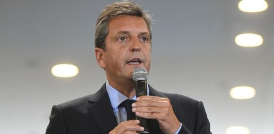 Tras modificar el piso de Ganancias, Massa anunció que la semana que viene vendrán anuncios para beneficiar a los autónomos y monotributistas.