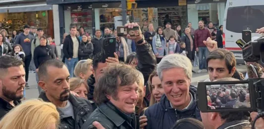 El candidato a Presidente de La Libertad Avanza, Javier Milei, recorre este martes La Plata junto a su aspirante a intendente, Luciano Guma.