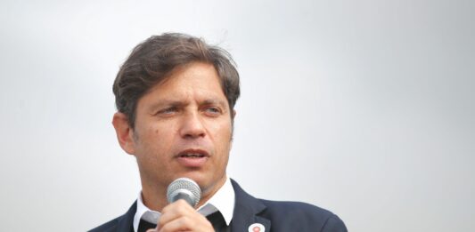 Kicillof puso la firma y oficializó el fondo provincial de asistencia para que los municipios paguen el bono de 60 mil.