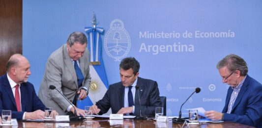 Massa tendrá una reunión este lunes con representantes de la CGT, CTA y autoridades de Diputados por la eliminación del impuesto a las ganancias.