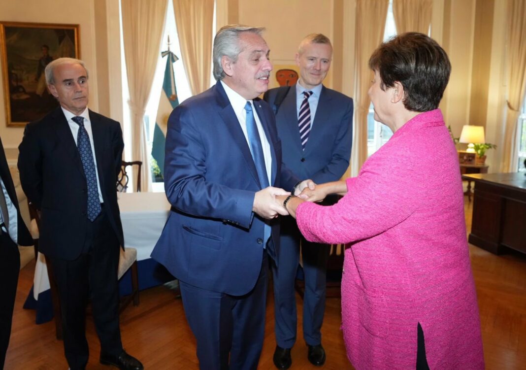 La titular del FMI, Kristalina Georgieva, se comprometió a tratar en noviembre el pedido de Alberto Fernández de reducir los sobrecargos de la deuda.La titular del FMI, Kristalina Georgieva, se comprometió a tratar en noviembre el pedido de Alberto Fernández de reducir los sobrecargos de la deuda.