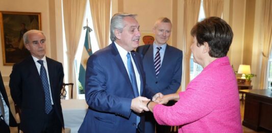 La titular del FMI, Kristalina Georgieva, se comprometió a tratar en noviembre el pedido de Alberto Fernández de reducir los sobrecargos de la deuda.La titular del FMI, Kristalina Georgieva, se comprometió a tratar en noviembre el pedido de Alberto Fernández de reducir los sobrecargos de la deuda.