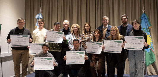 La senadora bonaerense de Juntos y presidenta  de la Comisión de Libertad de Expresión, Claudia Rucci, entregó los premios Impulsarte 2023.