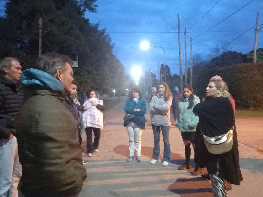 Las imágenes de la casilla instalada en el "campo de deportes" de la Escuela 93 de Villa Elisa.