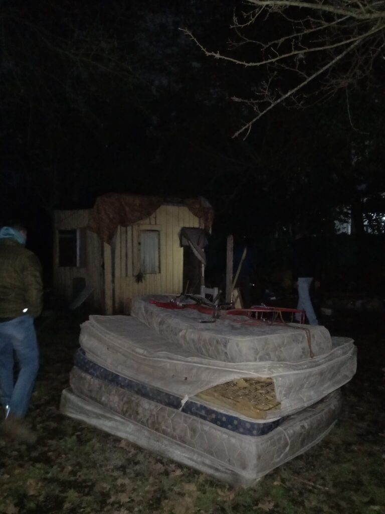 Las imágenes de la casilla instalada en el "campo de deportes" de la Escuela 93 de Villa Elisa.