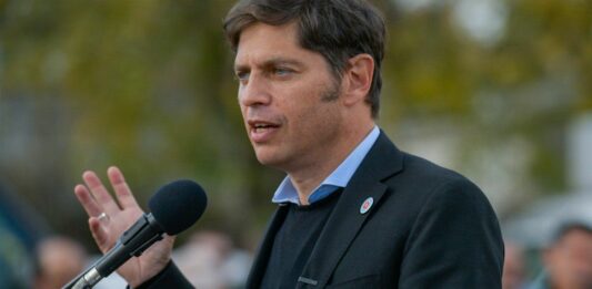 El gobernador bonaerense, Axel Kicillof, cargó duramente contra Javier Milei y Patricia Bullrich en un acto en La Plata, que despertó el odio radical.