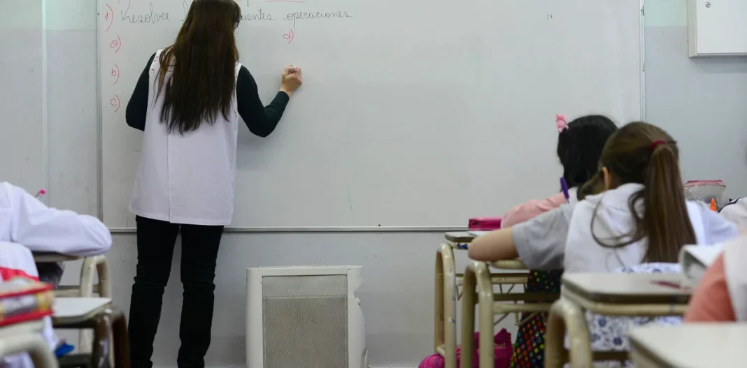 El Gobierno lanzó una línea especial de créditos destinados a auxiliares y docentes bonaerenses. Conoce la tasa, los plazos y los montos.