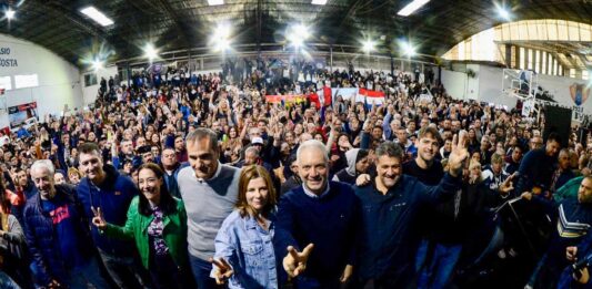 El candidato a intendente de La Plata por Unión por la Patria, Julio Alak, cosechó el respaldo de todos los aspirantes peronistas en su carrera por volver al municipio.