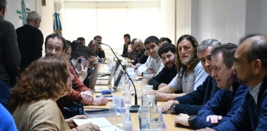 El Gobierno provincial analiza otorgarles a los docentes y estatales bonaerenses un aumento del 5% adicional para septiembre.
