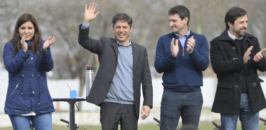El gobernador bonaerense, Axel Kicillof, estuvo en Pellegrini para entregar bicicletas y una ambulancia, y desde allí cargó contra Juntos por el Cambio.