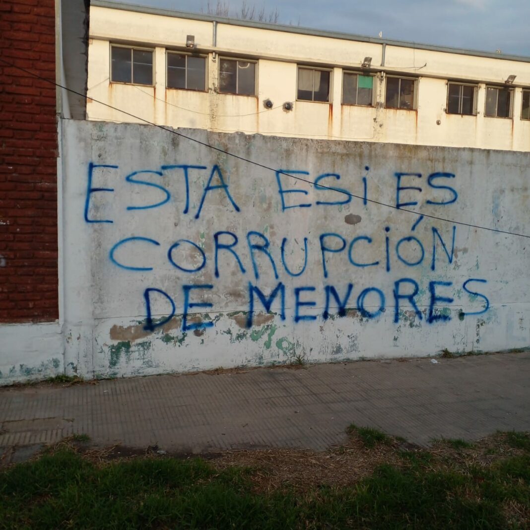 En La Plata, 16 escuelas amanecieron escrachadas con amenazas a los directivos que implementan la ESI.