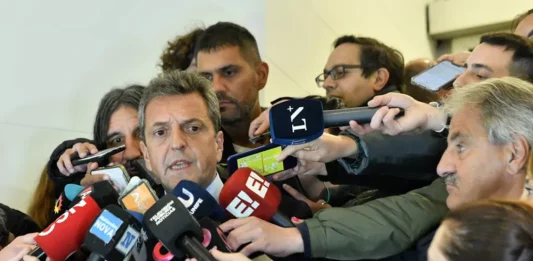 A la salida de su exposición en la UIA, Massa sostuvo que "cuando las cosas explotan los que se lastiman son los argentinos".
