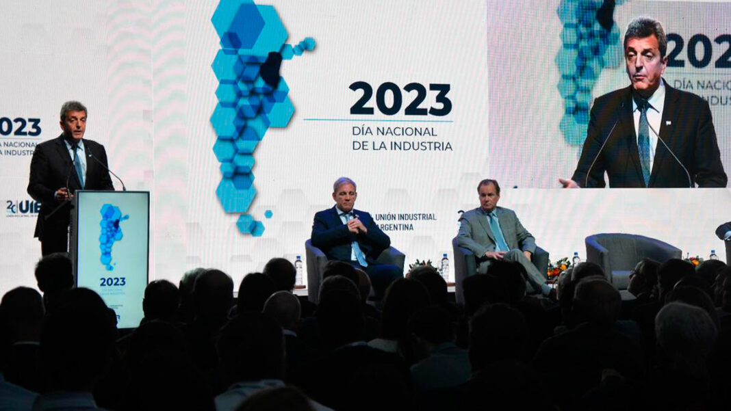 Este martes expondrá ante la UIA el candidato de UxP, Sergio Massa, mientras que en los 