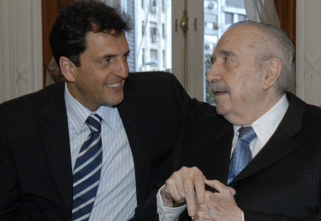 En búsqueda de los votos radicales, Massa homenajeó a Alfonsín.