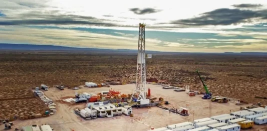 Los trabajadores de Vaca Muerta anunciaron un paro para denunciar el desabastecimiento de combustibles de las petroleras.