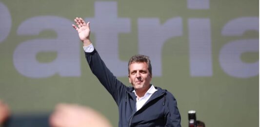 Con un radicalismo enemistado con el PRO, Sergio Massa le habló a los intendentes boina blanca de La Pampa y volvio a convocar a un Gobierno de unidad nacional.