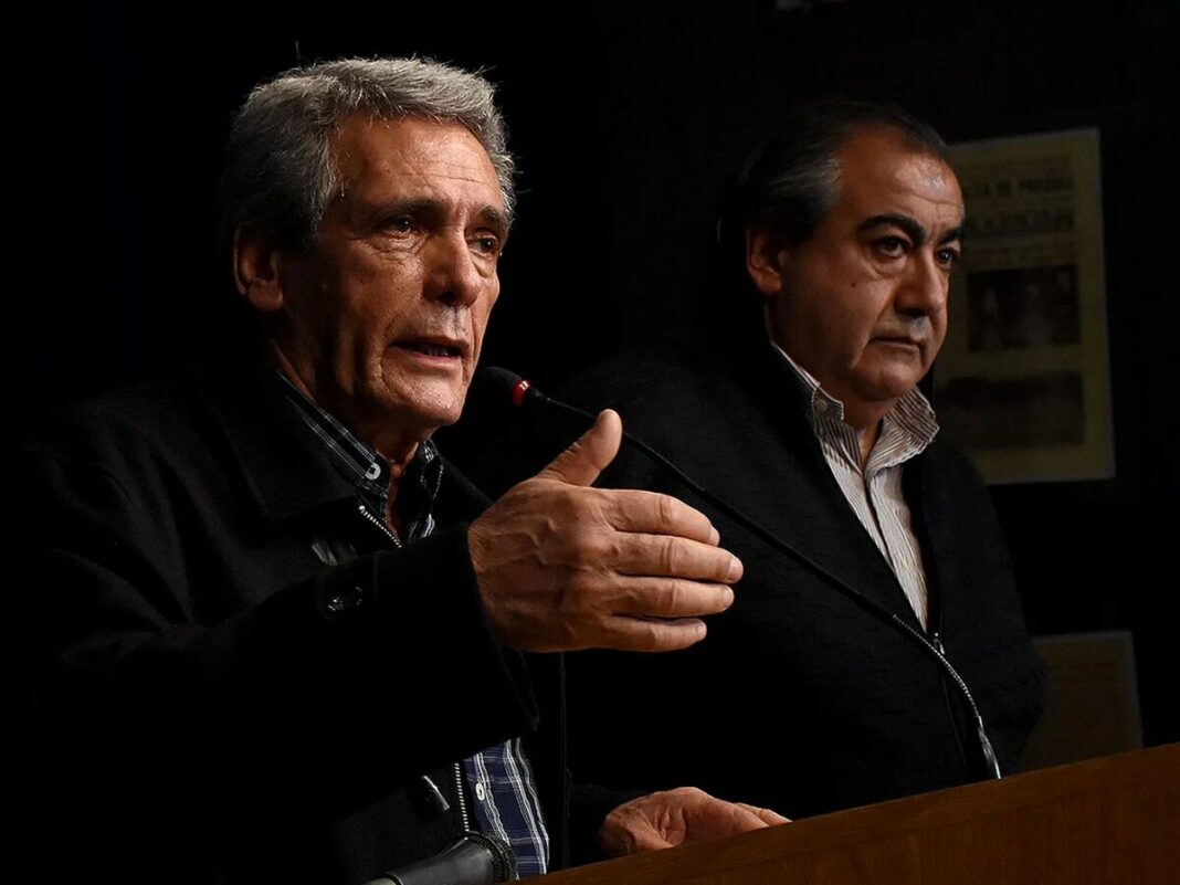 El cotitular de la CGT, Carlos Acuña, responsabilizó a las empresas petroleras y apuntó a un diputado de Milei, Gabriel Bornoroni, por la falta de combustible. El sindicalista afirmó que es una movida “para desprestigiar al Gobierno”.