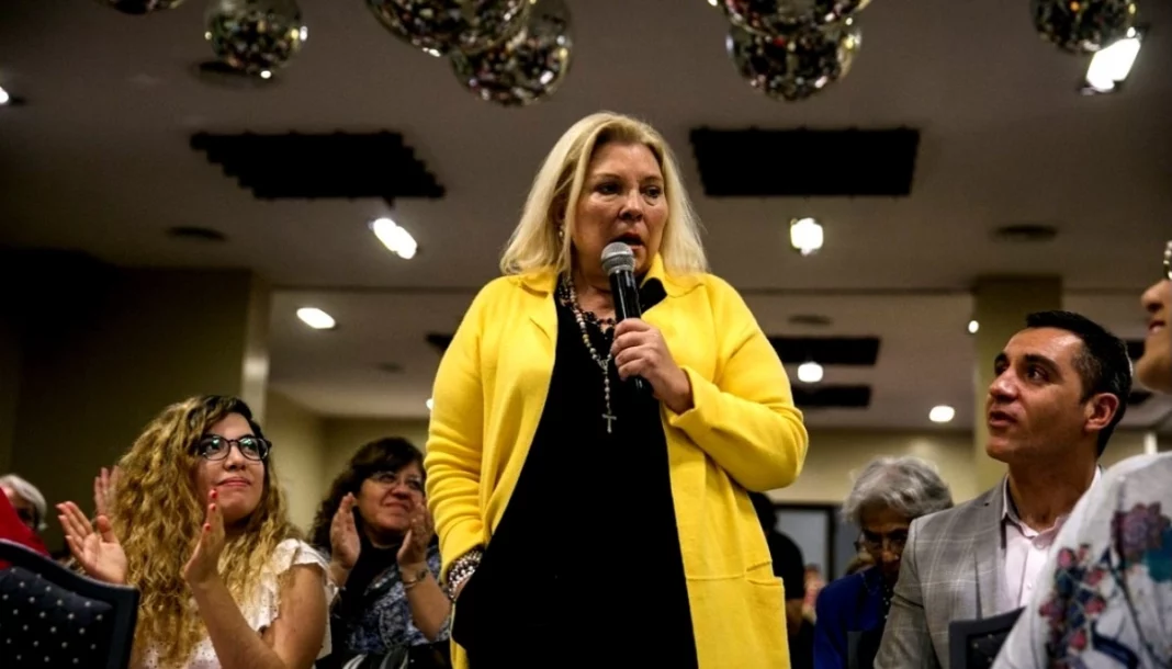 La referente de la Coalición Cívica, Elisa Carrió, arremetió contra Macri por la alianza con Milei y lo acuso de 