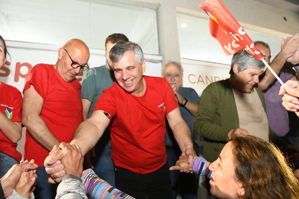 Guillermo Britos, un histórico intendente vecinalista, festejando su tercer mandato consecutivo.