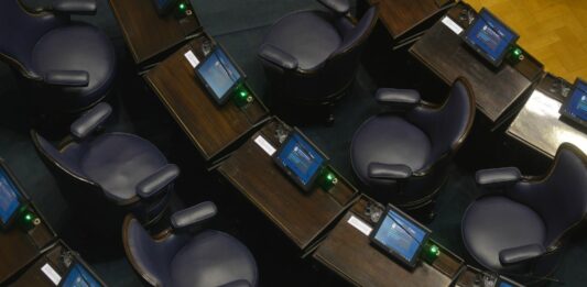Las elecciones generales dejaron a la Legislatura bonaerense en las puertas de un nuevo equilibrio de poder. El viento a favor para Kicillof, la posible ruptura de JxC, la fragmentación libertaria y el desafío de recomponer el tejido institucional.