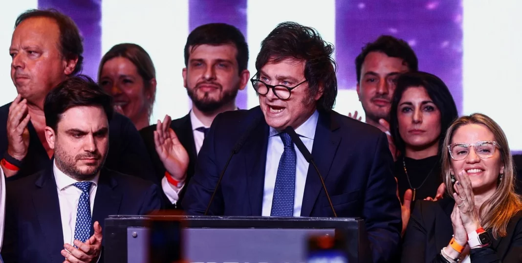 Milei llamó a cerca de 20 dirigentes libertarios a una reunión de emergencia para delinear los pasos a seguir con vistas al balotaje.